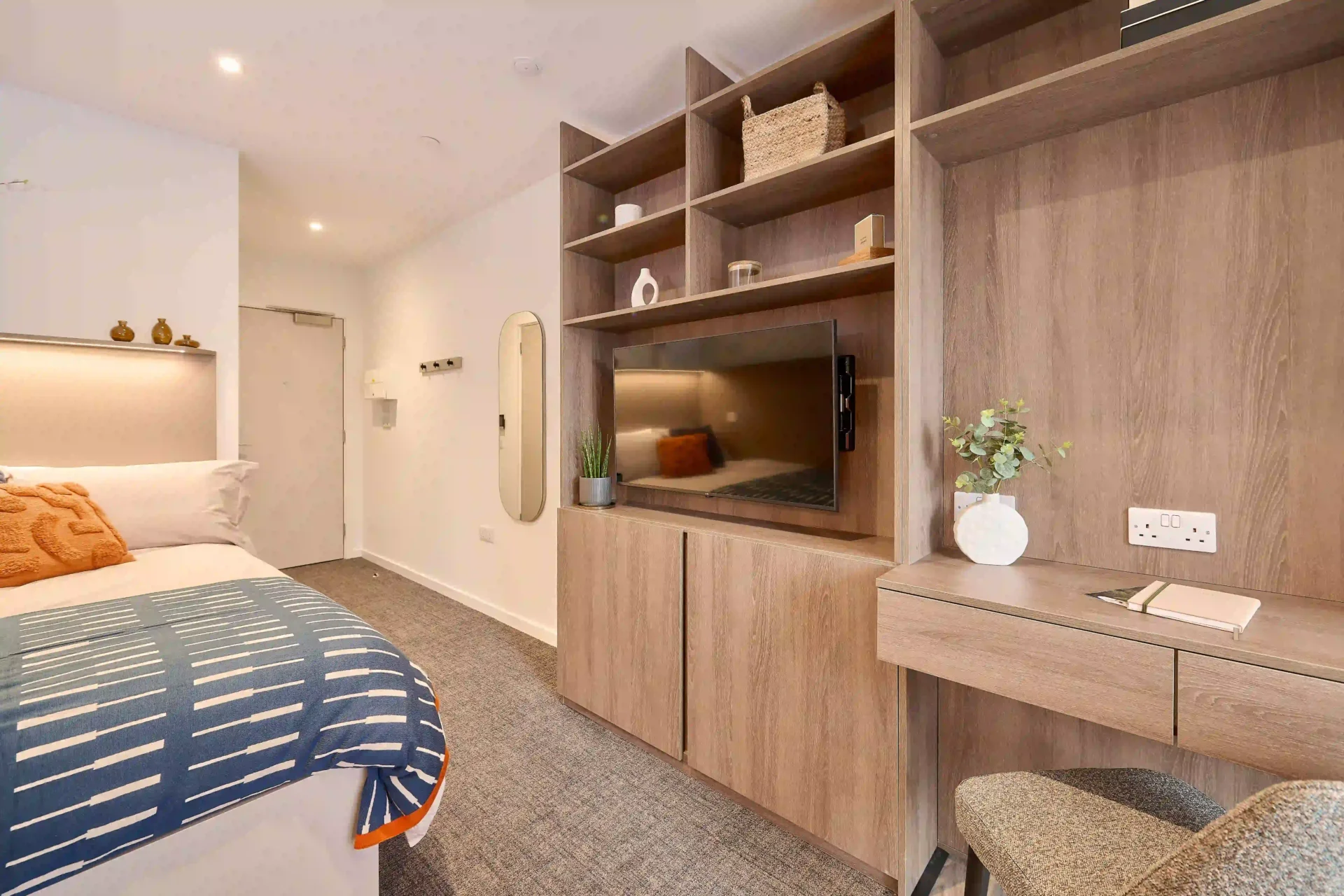 Square Gardens Silver Studio (Floors 2 - 9)